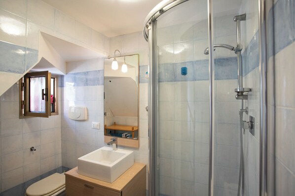 Shower, bidet, towels