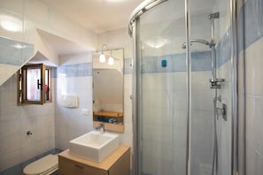 Douche, bidet, serviettes fournies