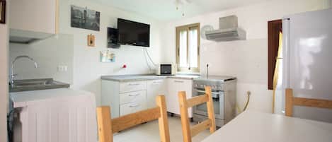 Fridge, oven, stovetop, cookware/dishes/utensils