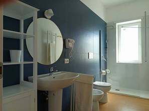Dusche, Haartrockner, Bidet, Handtücher