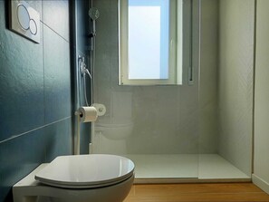 تجهيزات دش، مجففات شعر، مراحيض شطف، مناشف