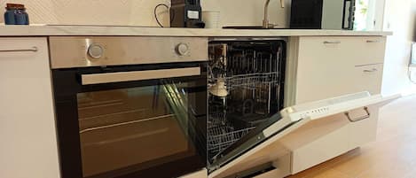 Mikroaaltouuni, uuni, astianpesukone