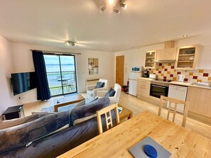 Smart TV - Dolphin Bay - Stunning 2 Bedroom Apartment (Ardersier)