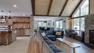 TV connectée, cheminée, jeux vidéo, baby-foot