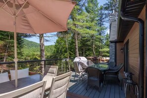 Outdoor dining - Rustic cottage with a modern touch on river-lake, 6 bedrooms (St-Adolphe-d'howard)