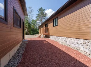 Exterior - Rustic cottage with a modern touch on river-lake, 6 bedrooms (St-Adolphe-d'howard)