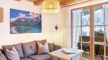 Una televisión, un reproductor estéreo