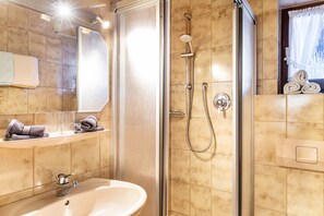 Shower, hair dryer, towels - Apartment 'Höllental' with Mountain View, Balcony, and Wi-Fi (Grainau)