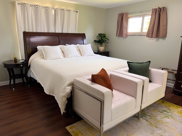 4 quartos, escrivaninha, ferros/tábuas de passar roupa