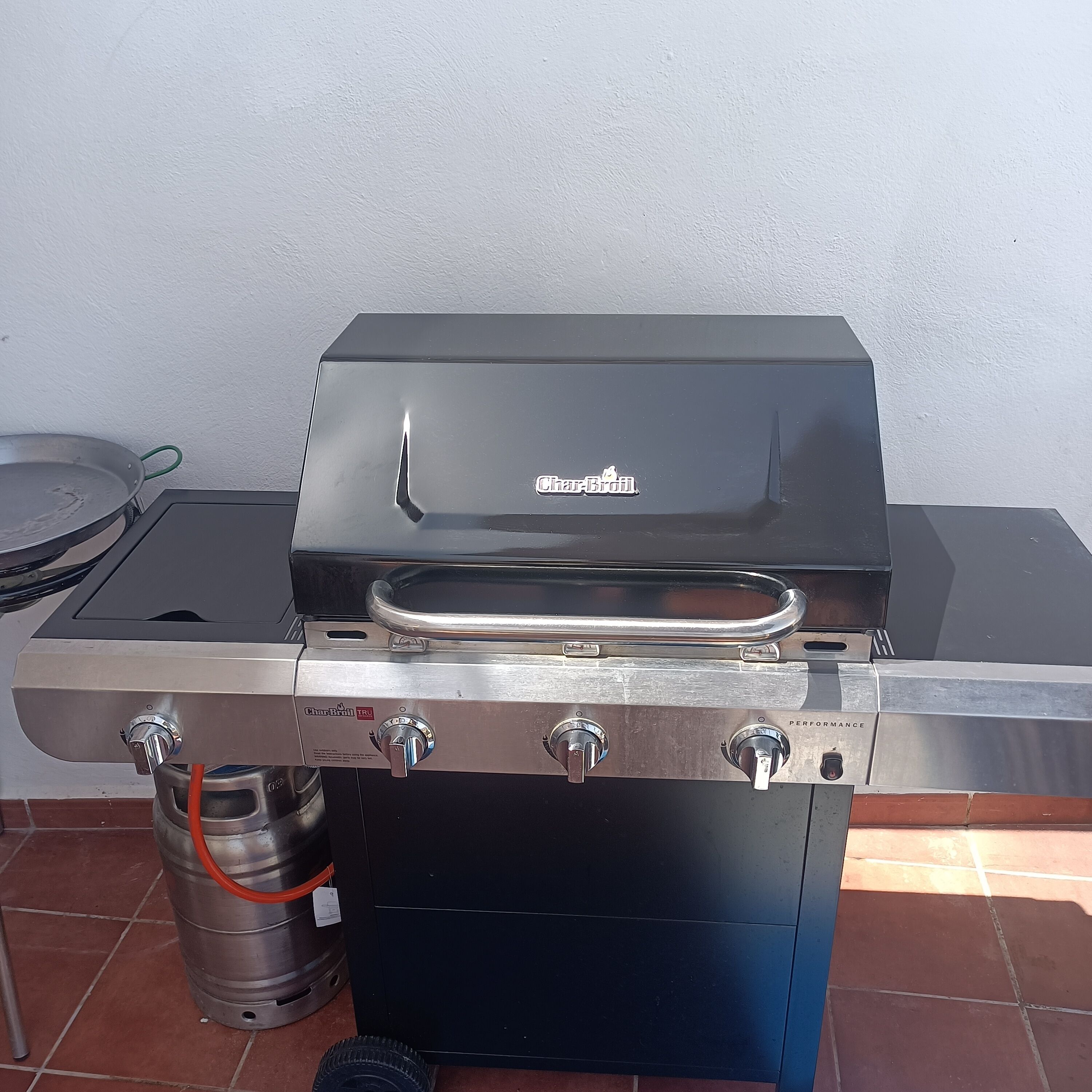 Ein Char-Broil Gasgrill mit Edelstahloptik, einem Deckel und drei Drehreglern.