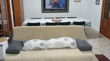 Een smart-tv, een dvd-speler, boeken en een muziekbibliotheek