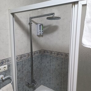 Umweltfreundliche Kosmetikartikel, Haartrockner, Bidet, Handtücher