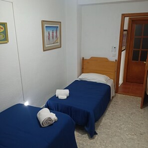 9 Schlafzimmer, Bügeleisen/Bügelbrett, kostenloses WLAN, Bettwäsche
