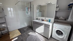 Douche, sèche-cheveux, serviettes fournies, papier toilette