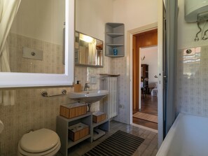 Douche, séchoir à cheveux, bidet, serviettes fournies