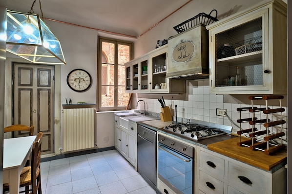 Microonde, forno, piano cottura, lavastoviglie