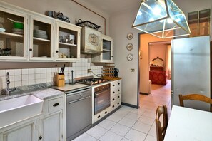 Microonde, forno, piano cottura, lavastoviglie