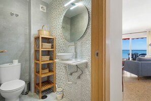 Suihku, hiustenkuivaaja, pyyhkeet