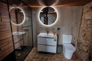 Doccia, asciugacapelli, asciugamani, sapone