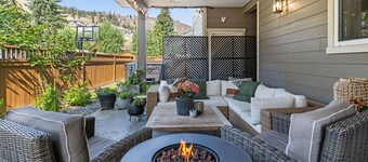 Downtown District & Knox Mountain & 5 min Walk to Beach, Hot Tub & Covered Patio