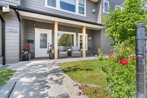 Exterior - Downtown District & Knox Mountain & 5 min Walk to Beach, Hot Tub & Covered Patio (kelowna)