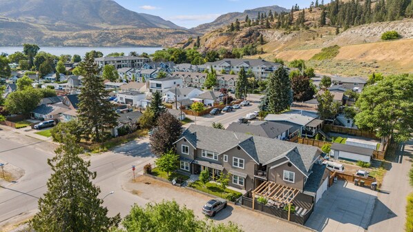 Aerial view - Downtown District & Knox Mountain & 5 min Walk to Beach, Hot Tub & Covered Patio (kelowna)