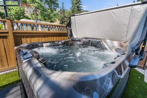 Outdoor spa tub - Downtown District & Knox Mountain & 5 min Walk to Beach, Hot Tub & Covered Patio (kelowna)