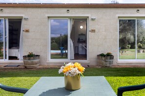 Outdoor dining - Apartment 'Mirto' with shared pool, Wi-Fi and air conditioning (Alghero)