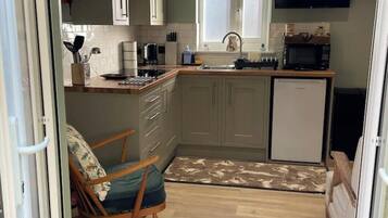 Køleskab, mikrobølgeovn, kogeplade, elkedel