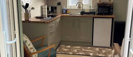 Kühlschrank, Mikrowelle, Herdplatte, Wasserkocher