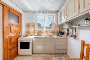 Een koelkast, een oven, een kookplaat, een koffiezetapparaat/waterkoker