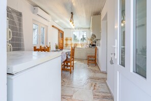 Kjøleskap, ovn, kokeplater og kaffetrakter/tekoker