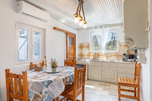 Appartement 'Ambelaki' avec vue sur la mer, jardin privé et Wi-Fi