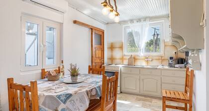 Appartement 'Ambelaki' avec vue sur la mer, jardin privé et Wi-Fi