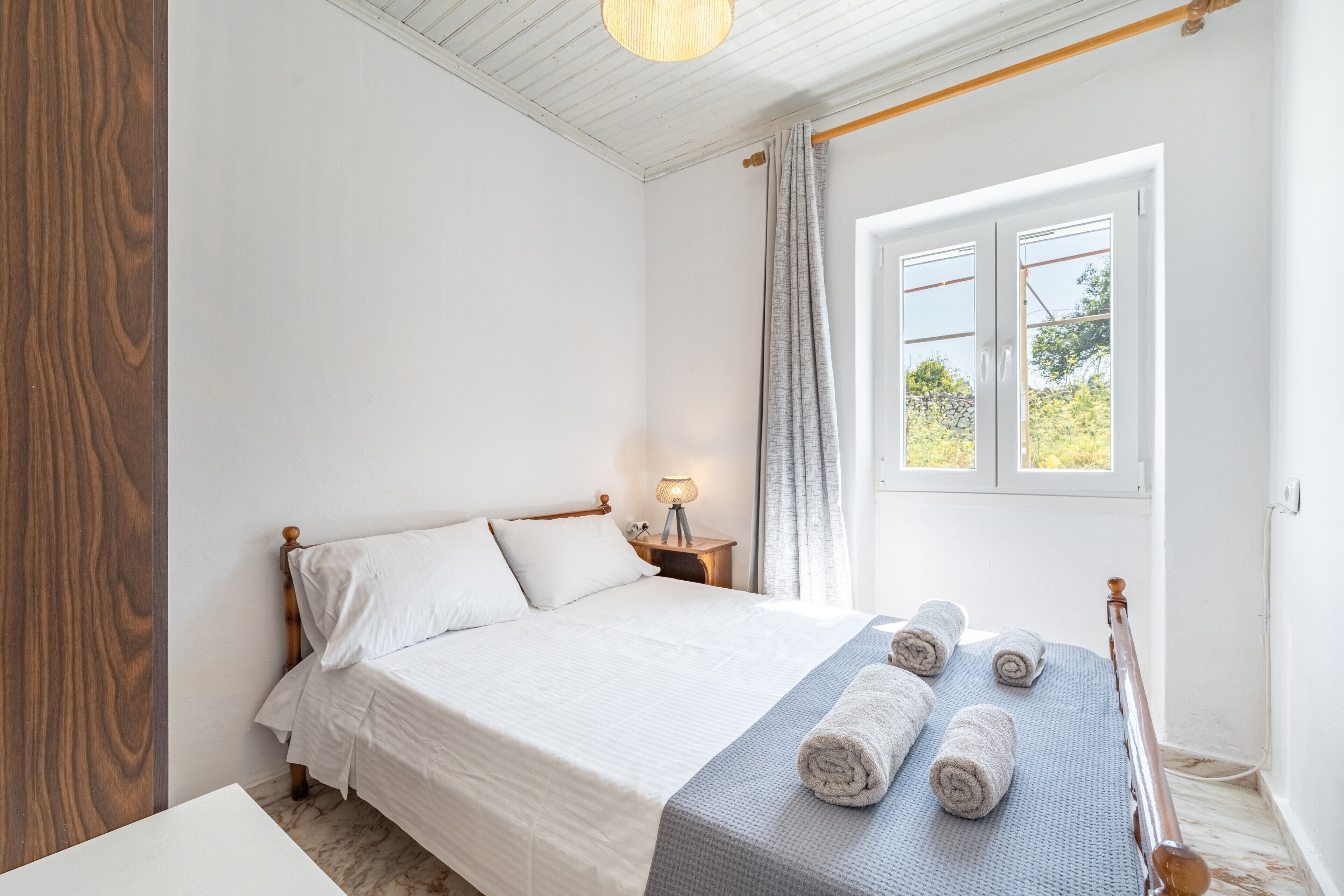 2 habitaciones, tabla de planchar con plancha, wifi y ropa de cama 