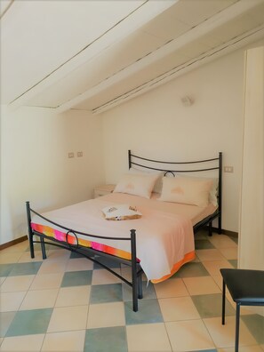 1 slaapkamer, een strijkplank/strijkijzer, wifi, beddengoed