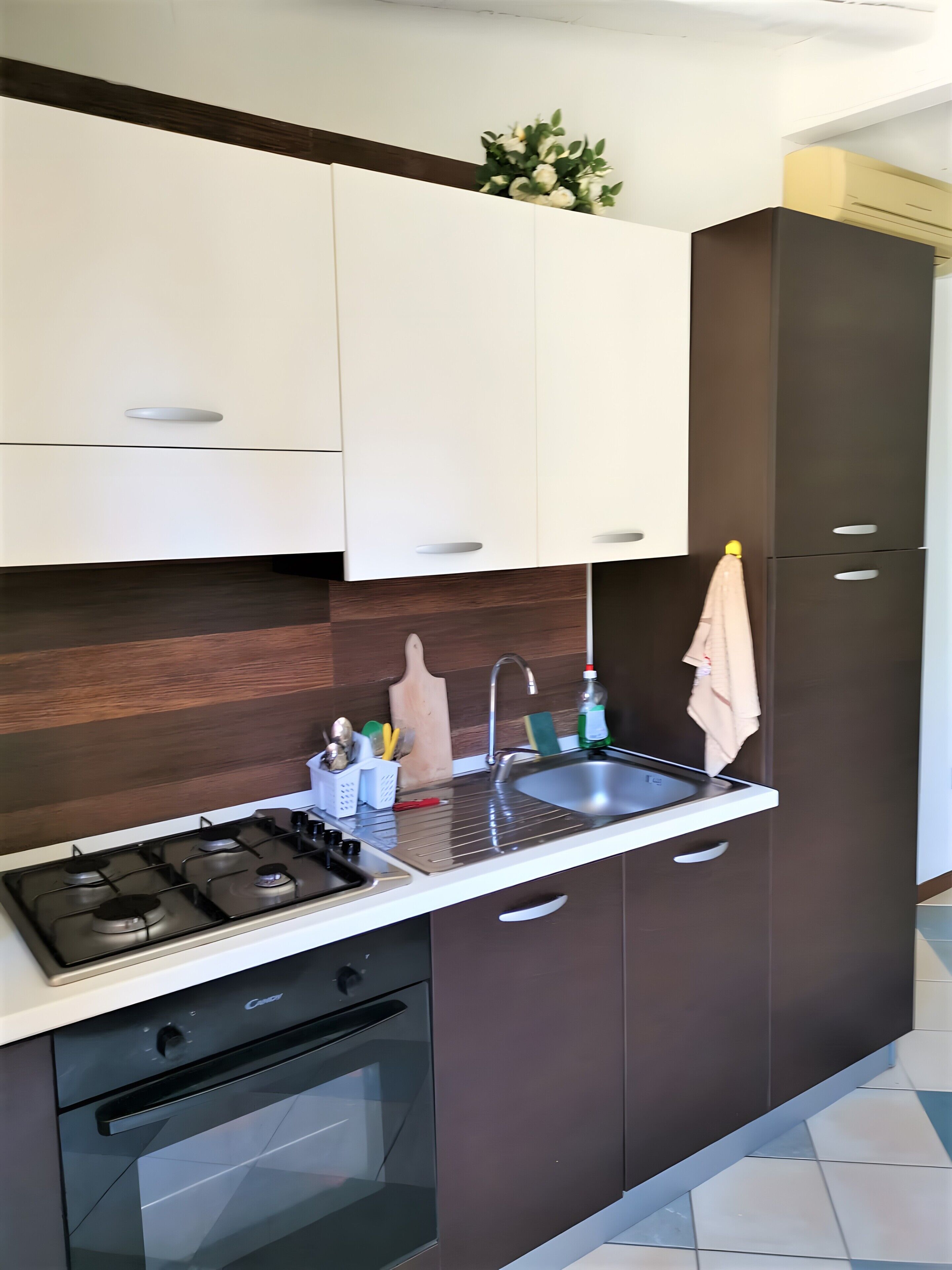 Kühlschrank, Ofen, Herdplatte, Wasserkocher mit Kaffee-/Teezubehör