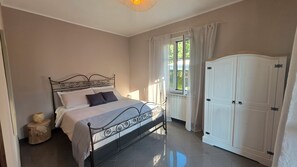 1 dormitorio, tabla de planchar con plancha, ropa de cama