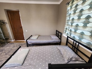 6 habitaciones, tabla de planchar con plancha, wifi y ropa de cama 