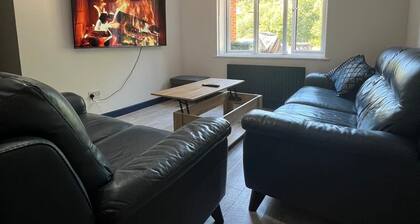 Cosy 1 bedroom house with parking