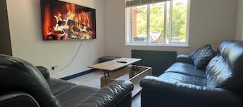 Cosy 1 bedroom house with parking
