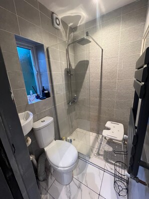 Dusche, Handtücher, Seife, Toilettenpapier