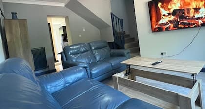 Cosy 1 bedroom house with parking
