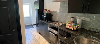 Cosy 1 bedroom house with parking