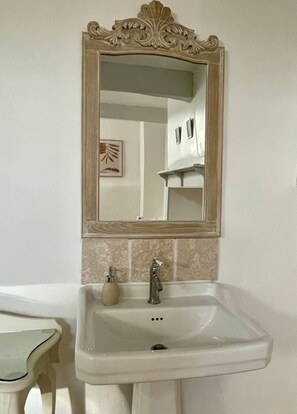 Shower, towels, toilet paper - The Logis de la Bastide (Lauzerte)
