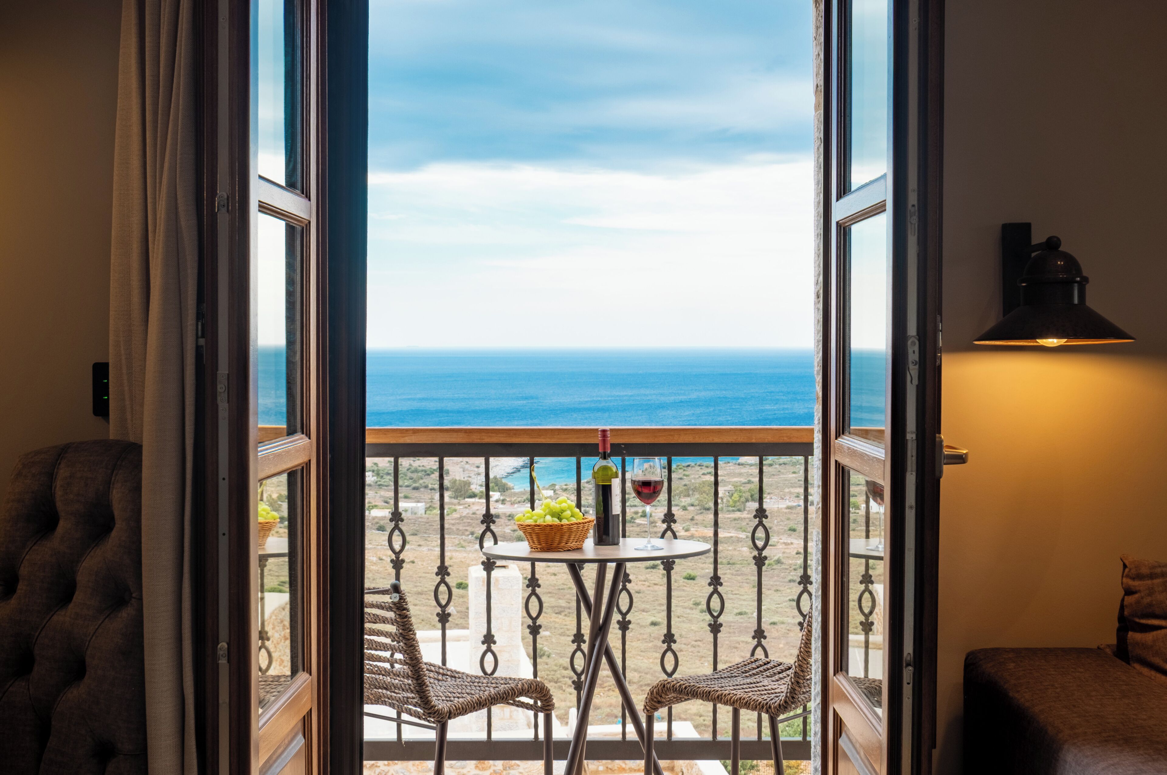 Twin Suite with Balcony | Cofres nos quartos, escrivaninha, cortinas blackout