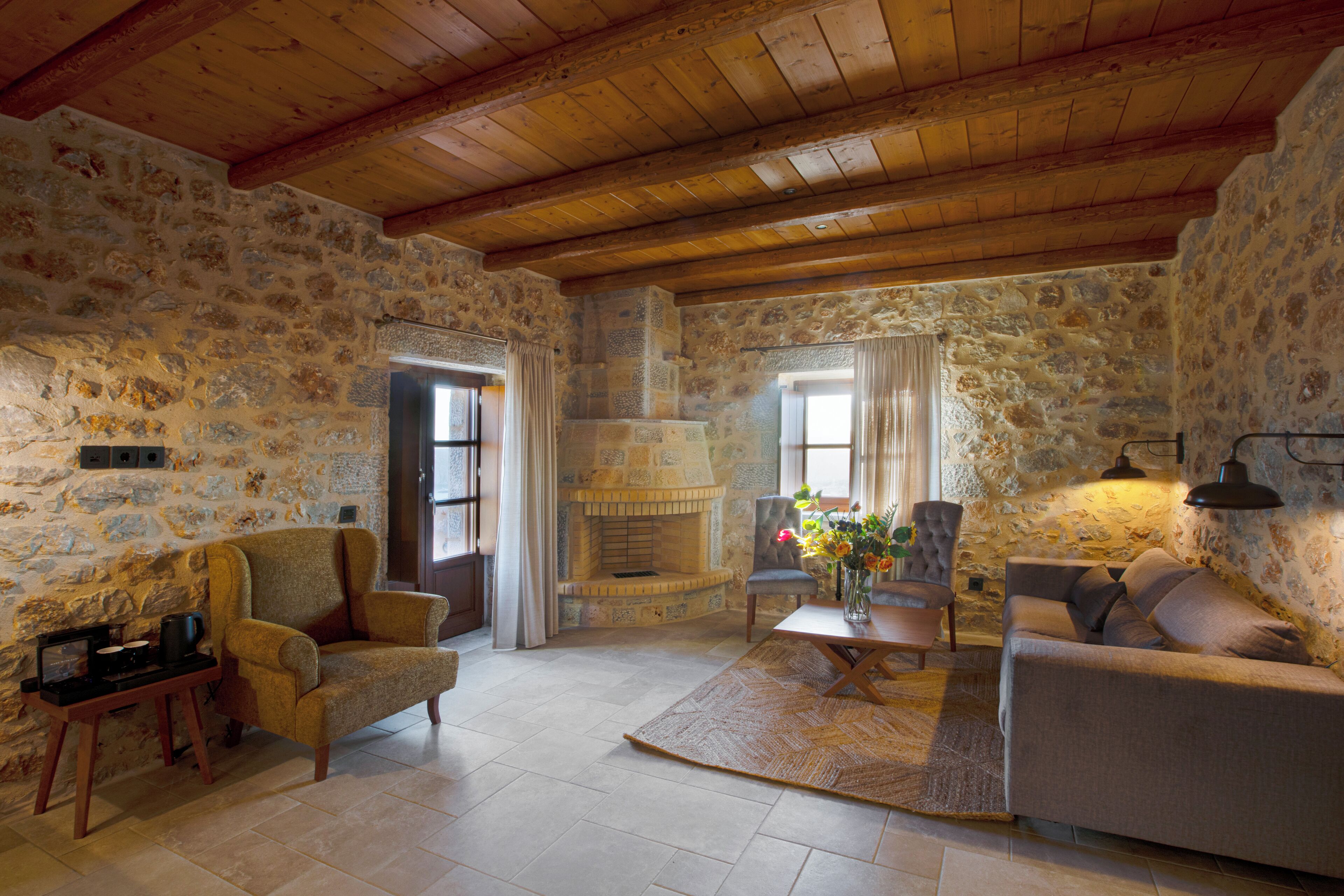 Royal suite | Een kluis op de kamer, een bureau, verduisterende gordijnen