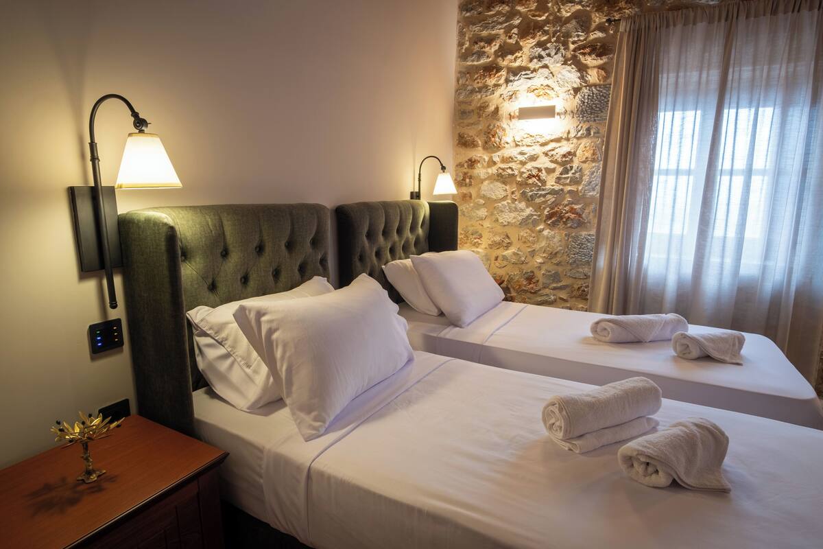 Twin Suite with Veranda | Safe på rommet, skrivebord, blendingsgardiner og lydisolert