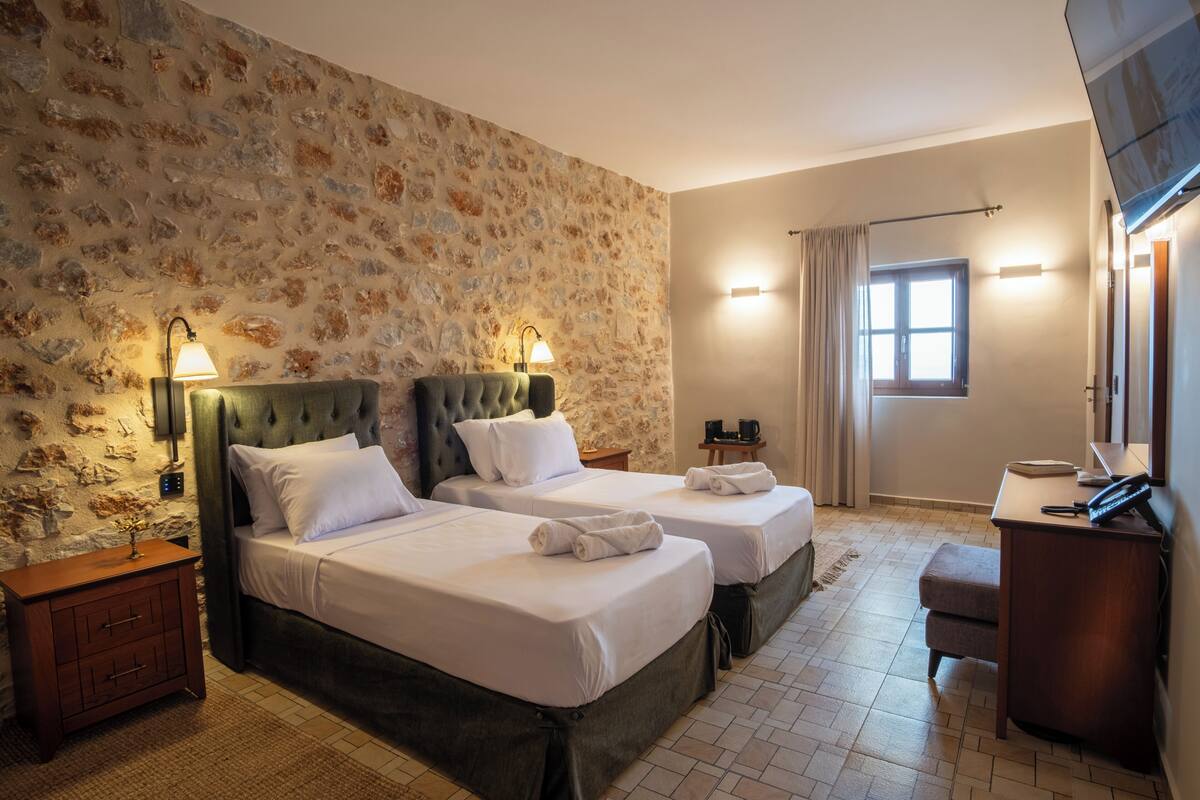 Twin Suite with Balcony | Safe på rommet, skrivebord, blendingsgardiner og lydisolert
