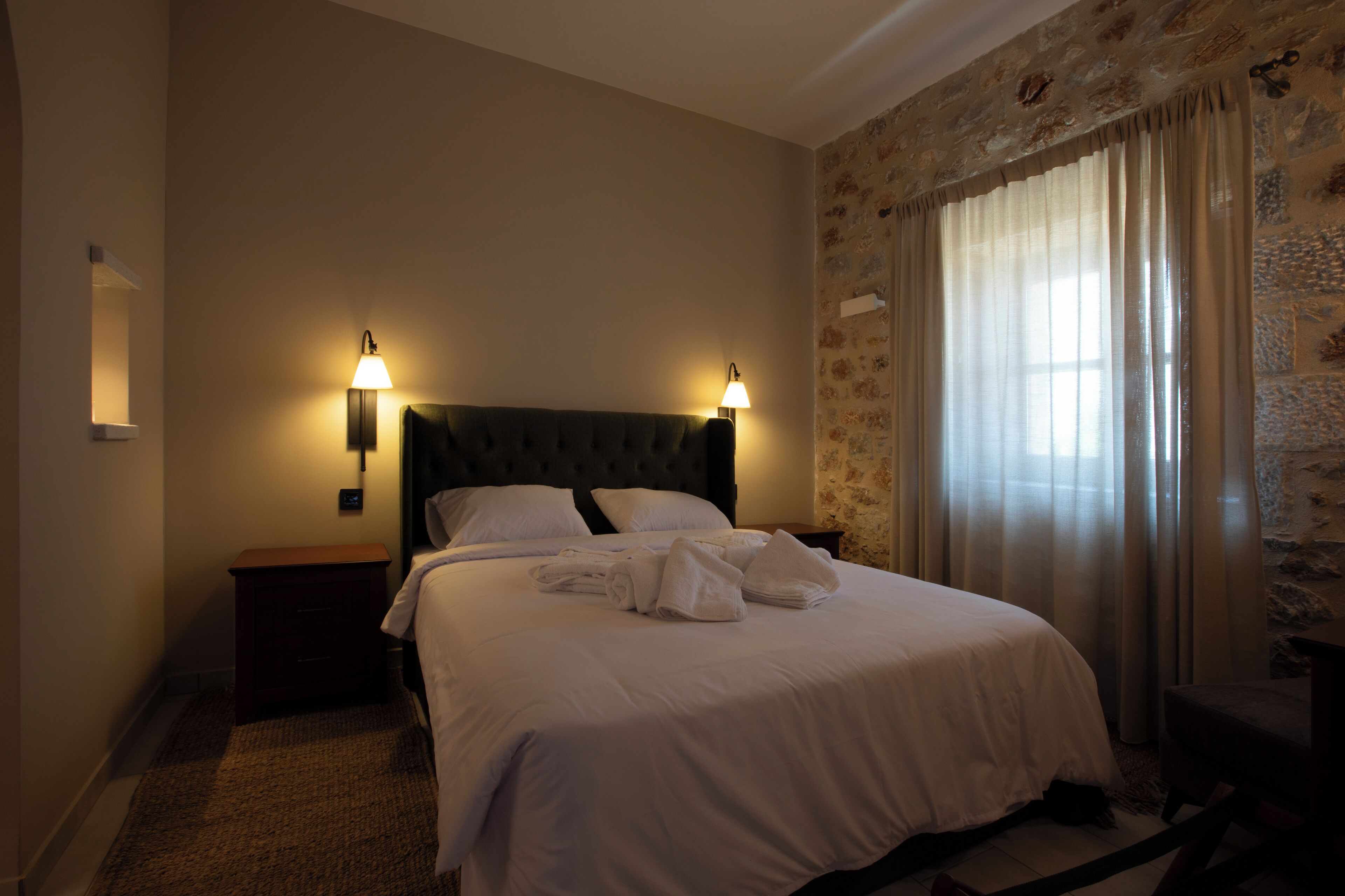 Zimmersafe, Schreibtisch, Verdunkelungsvorhänge, schallisolierte Zimmer